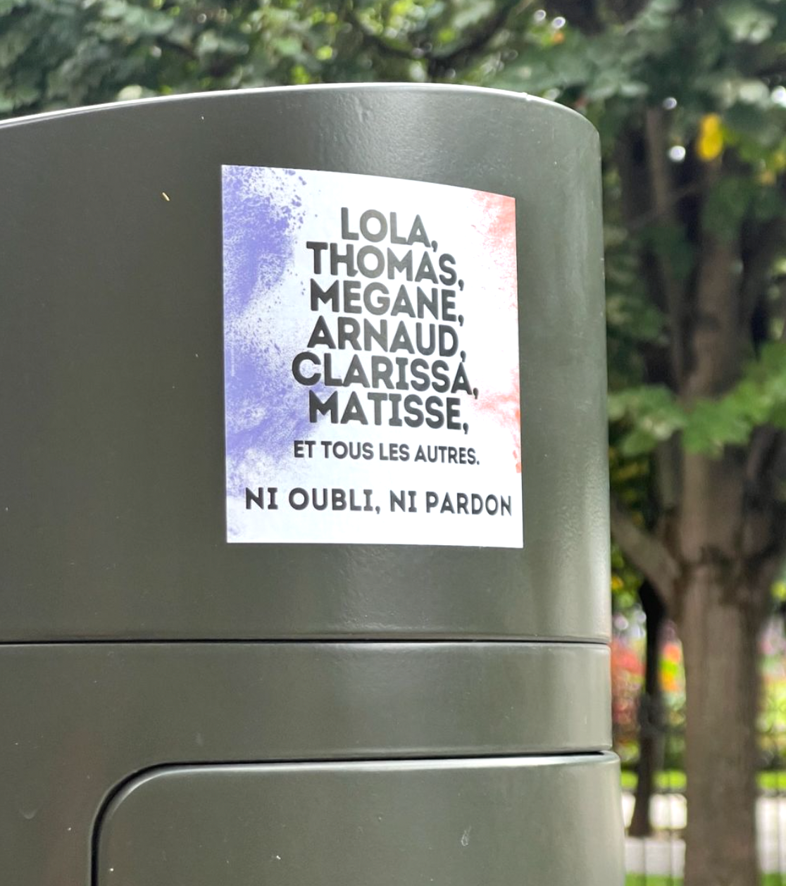 Lola Thomas de Crépol Mégane, Arnaud Beltrame et tous les autres sticker collé en pleine rue